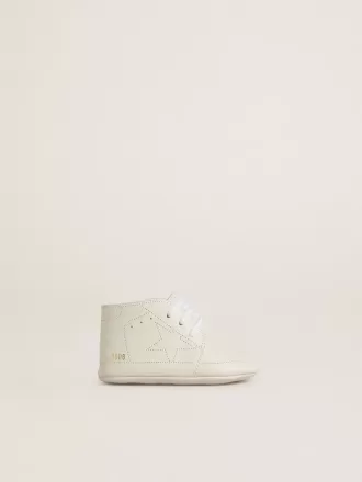 Adidași New Born din piele albă cu stea perforată Adidași New Born din piele albă cu stea perforată