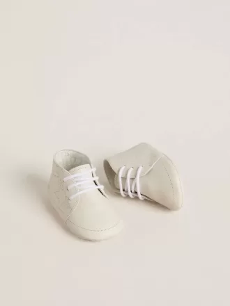 Adidași New Born din piele albă cu stea perforată Adidași New Born din piele albă cu stea perforată