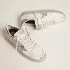 Adidași Stardan cu stea din piele metalică argintie și bandă la călcâi Adidași Stardan cu stea din piele metalică argintie și bandă la călcâi