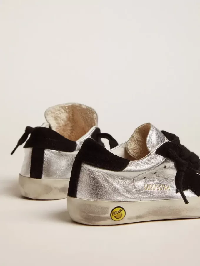 Adidași Super-Star din piele argintie cu inserții din piele întoarsă Adidași Super-Star din piele argintie cu inserții din piele întoarsă