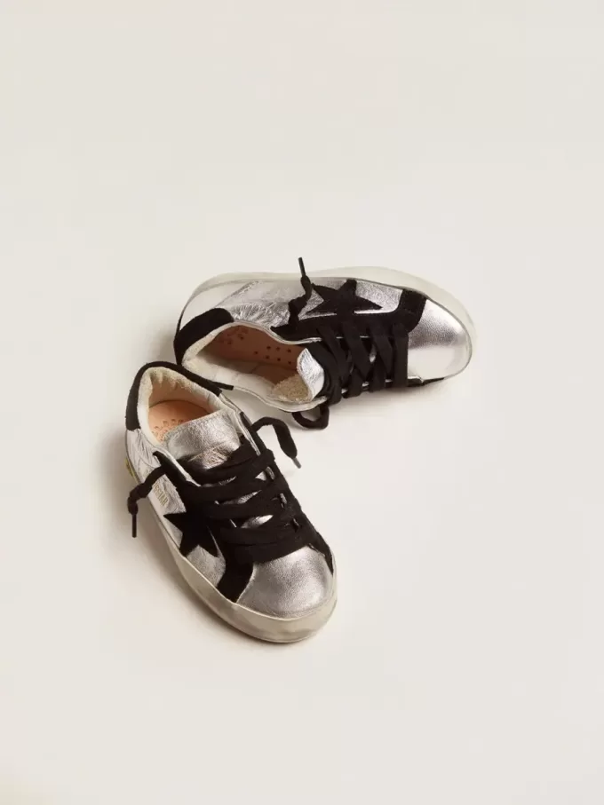 Adidași Super-Star din piele argintie cu inserții din piele întoarsă Adidași Super-Star din piele argintie cu inserții din piele întoarsă