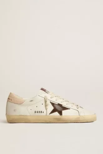 Adidași Super-Star pentru bărbați, cu stea din piele de căprioară maro și bandă roz pe călcâi Adidași Super-Star pentru bărbați, cu stea din piele de căprioară maro și bandă roz pe călcâi