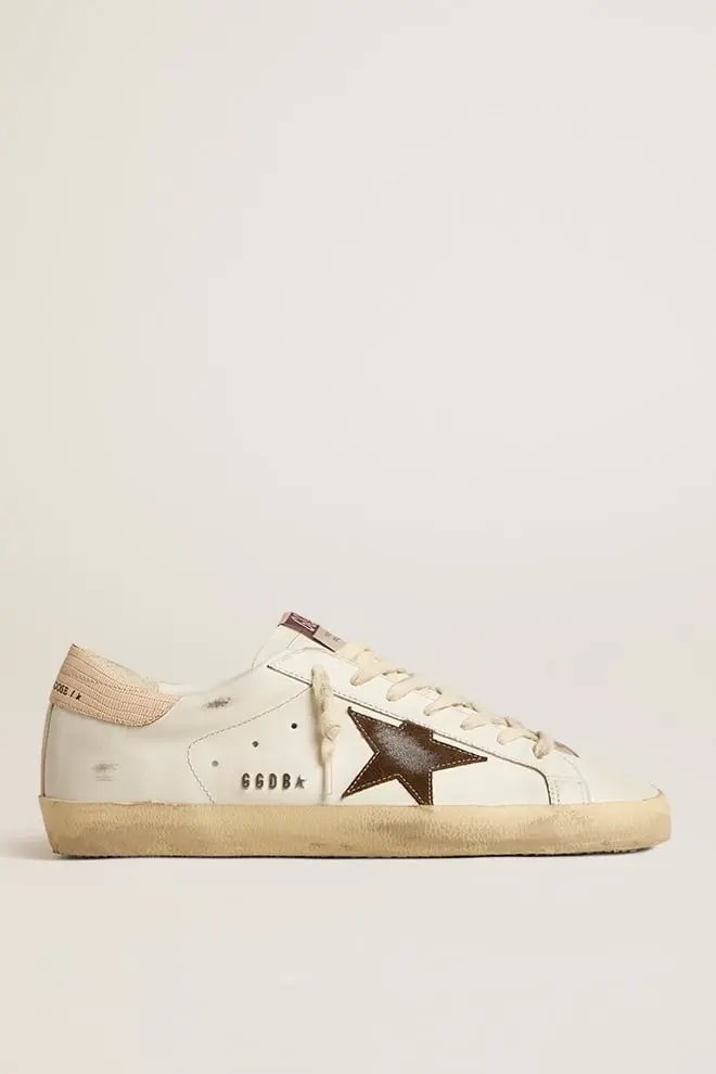 Adidași Super-Star pentru bărbați, cu stea din piele de căprioară maro și bandă roz pe călcâi Adidași Super-Star pentru bărbați, cu stea din piele de căprioară maro și bandă roz pe călcâi