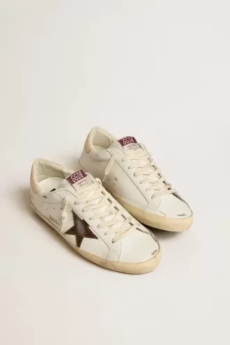 Adidași Super-Star pentru bărbați, cu stea din piele de căprioară maro și bandă roz pe călcâi Adidași Super-Star pentru bărbați, cu stea din piele de căprioară maro și bandă roz pe călcâi