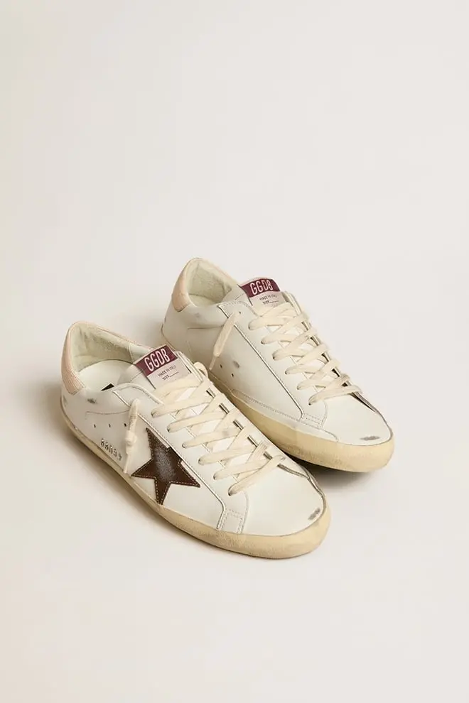 Adidași Super-Star pentru bărbați, cu stea din piele de căprioară maro și bandă roz pe călcâi Adidași Super-Star pentru bărbați, cu stea din piele de căprioară maro și bandă roz pe călcâi