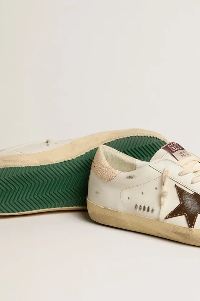 Adidași Super-Star pentru bărbați, cu stea din piele de căprioară maro și bandă roz pe călcâi Adidași Super-Star pentru bărbați, cu stea din piele de căprioară maro și bandă roz pe călcâi