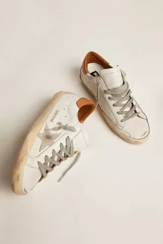 Adidași Super-Star pentru bărbați, cu stea din piele întoarsă și bandă maro pe călcâi Adidași Super-Star pentru bărbați, cu stea din piele întoarsă și bandă maro pe călcâi