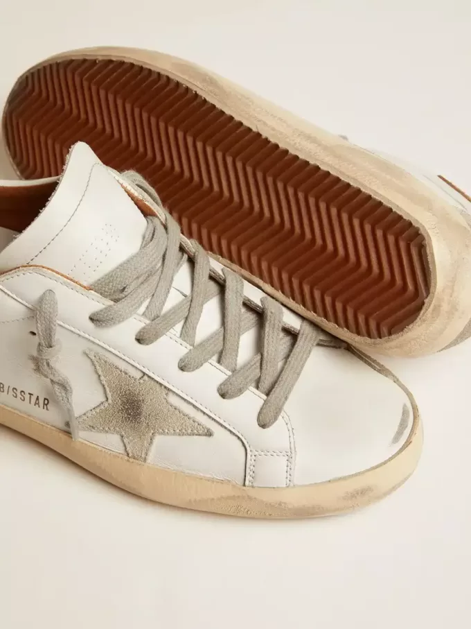 Adidași Super-Star pentru femei, cu stea din piele de căprioară și talpă maro Adidași Super-Star pentru femei, cu stea din piele de căprioară și talpă maro