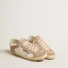 Adidași Super-Star pentru femei din piele de căprioară roz cu stea din piele metalică argintie Adidași Super-Star pentru femei din piele de căprioară roz cu stea din piele metalică argintie