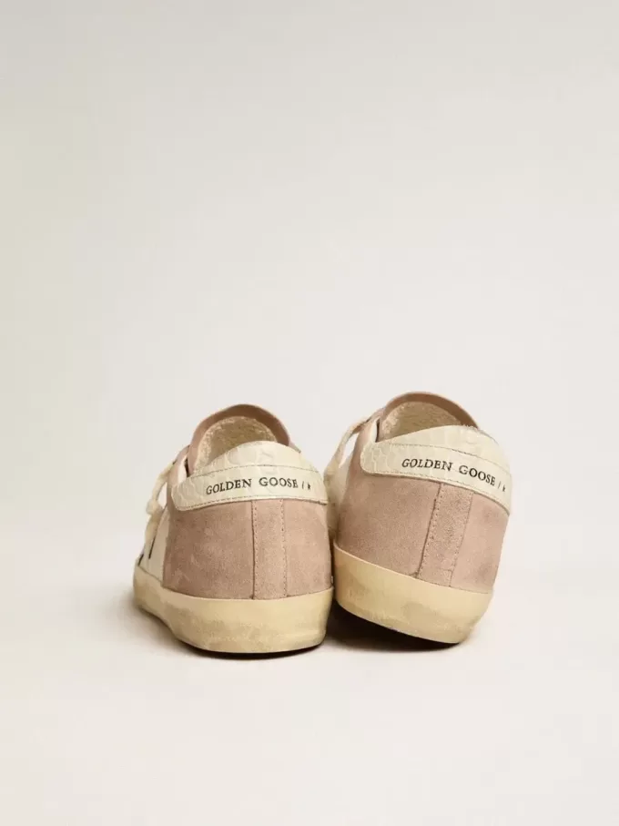 Adidași Super-Star pentru femei din piele de căprioară roz cu stea din piele metalică argintie Adidași Super-Star pentru femei din piele de căprioară roz cu stea din piele metalică argintie