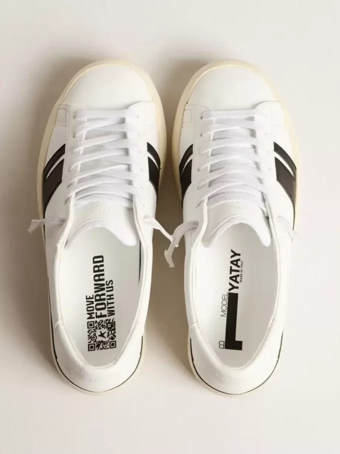 Adidași sustenabili Yatay Model 1B cu parte superioară albă din materiale biologice și Y negru Adidași sustenabili Yatay Model 1B cu parte superioară albă din materiale biologice și Y negru
