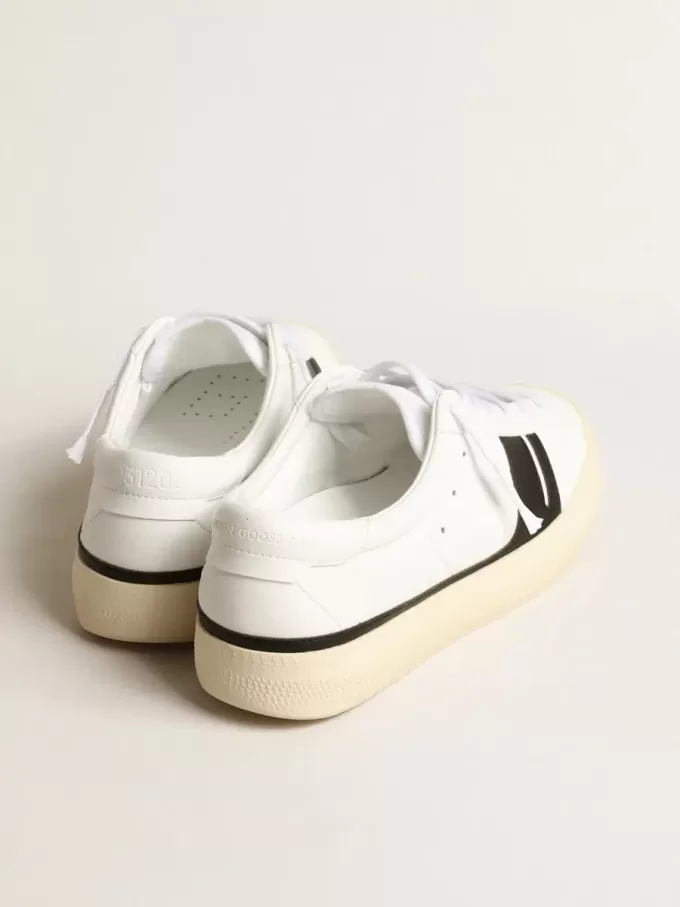 Adidași sustenabili Yatay Model 1B cu parte superioară albă din materiale biologice și Y negru Adidași sustenabili Yatay Model 1B cu parte superioară albă din materiale biologice și Y negru