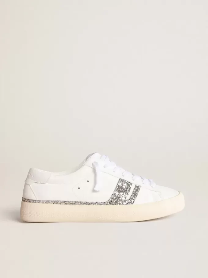 Adidași sustenabili Yatay Model 1B cu parte superioară albă pe bază biologică și sclipici argintiu reciclat Y Adidași sustenabili Yatay Model 1B cu parte superioară albă pe bază biologică și sclipici argintiu reciclat Y