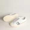 Adidași sustenabili Yatay Model 1B cu parte superioară albă pe bază biologică și sclipici argintiu reciclat Y Adidași sustenabili Yatay Model 1B cu parte superioară albă pe bază biologică și sclipici argintiu reciclat Y