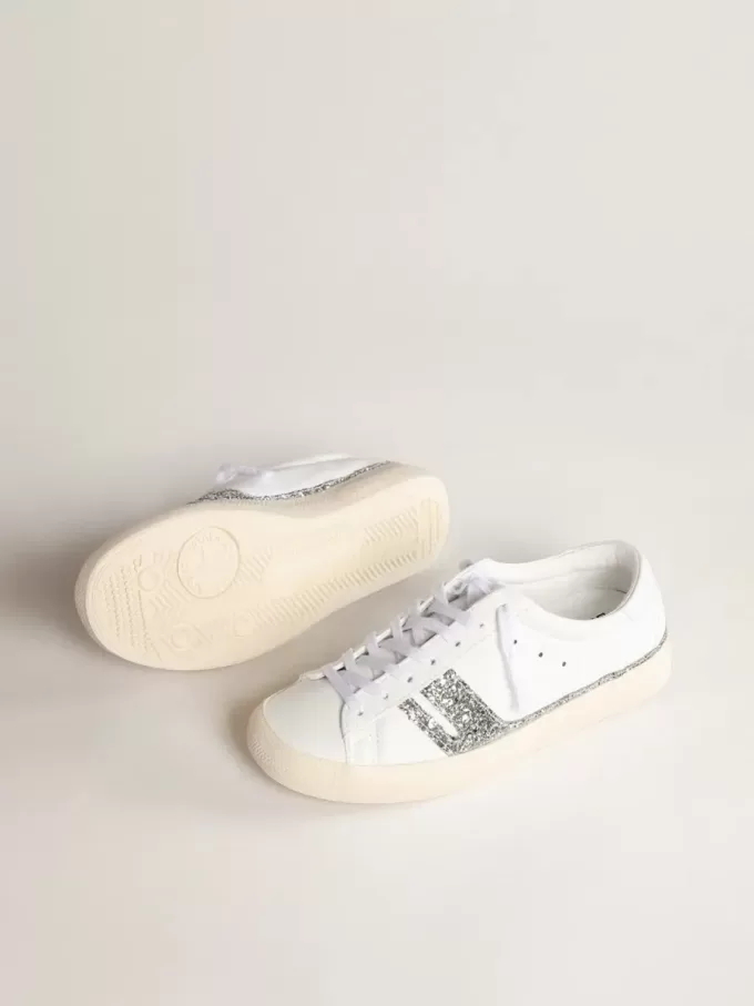 Adidași sustenabili Yatay Model 1B cu parte superioară albă pe bază biologică și sclipici argintiu reciclat Y Adidași sustenabili Yatay Model 1B cu parte superioară albă pe bază biologică și sclipici argintiu reciclat Y