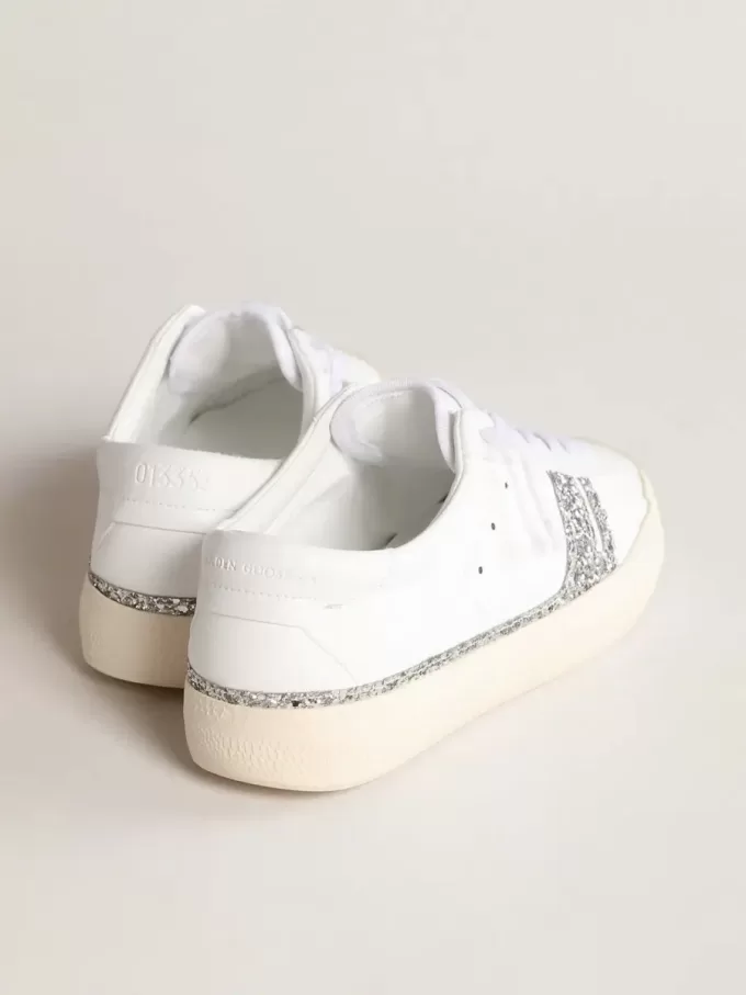 Adidași sustenabili Yatay Model 1B cu parte superioară albă pe bază biologică și sclipici argintiu reciclat Y Adidași sustenabili Yatay Model 1B cu parte superioară albă pe bază biologică și sclipici argintiu reciclat Y