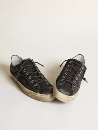 Adidași V-Star din denim albastru închis cu stea și vârf din piele neagră Adidași V-Star din denim albastru închis cu stea și vârf din piele neagră