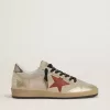Ball Star din piele de căprioară bej cu stea din piele roșie și călcâi din piele metalizată bronz Ball Star din piele de căprioară bej cu stea din piele roșie și călcâi din piele metalizată bronz