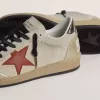 Ball Star din piele de căprioară bej cu stea din piele roșie și călcâi din piele metalizată bronz Ball Star din piele de căprioară bej cu stea din piele roșie și călcâi din piele metalizată bronz