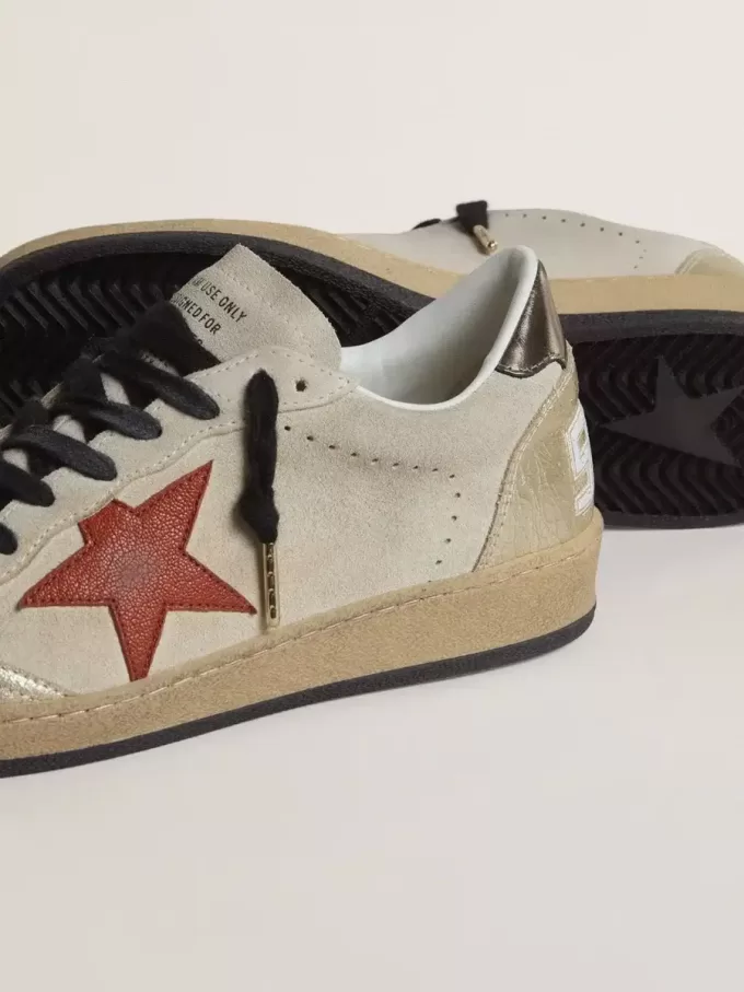 Ball Star din piele de căprioară bej cu stea din piele roșie și călcâi din piele metalizată bronz Ball Star din piele de căprioară bej cu stea din piele roșie și călcâi din piele metalizată bronz