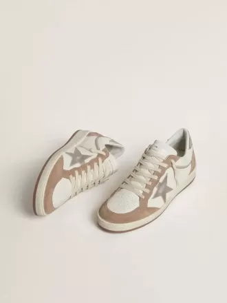 Ball Star LTD din piele nappa albă și piele de căprioară roz vechi, cu stea din piele argintie metalică și bandă pe călcâi Ball Star LTD din piele nappa albă și piele de căprioară roz vechi, cu stea din piele argintie metalică și bandă pe călcâi