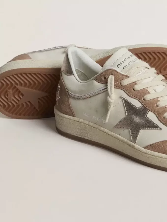 Ball Star LTD din piele nappa albă și piele de căprioară roz vechi, cu stea din piele argintie metalică și bandă pe călcâi