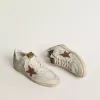Ball Star pentru femei, din piele nappa albă și plasă, cu stea din nubuc de culoare tutun și talpă bej Ball Star pentru femei, din piele nappa albă și plasă, cu stea din nubuc de culoare tutun și talpă bej
