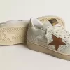 Ball Star pentru femei, din piele nappa albă și plasă, cu stea din nubuc de culoare tutun și talpă bej Ball Star pentru femei, din piele nappa albă și plasă, cu stea din nubuc de culoare tutun și talpă bej