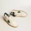 Ball Star Wishes pentru bărbați, din piele nappa albă, cu stea din piele verde și bandă pe călcâi Ball Star Wishes pentru bărbați, din piele nappa albă, cu stea din piele verde și bandă pe călcâi