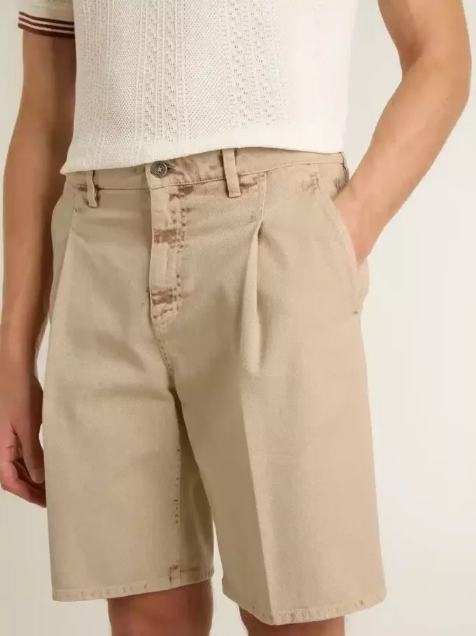 Bermude pentru bărbați din denim bej, cu finisaj uzat Bermude pentru bărbați din denim bej, cu finisaj uzat