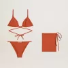 Bikini pentru femei din tricot cu nervuri, de culoare roșu cărămiziu, cu șireturi și detalii aurii Bikini pentru femei din tricot cu nervuri, de culoare roșu cărămiziu, cu șireturi și detalii aurii