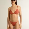 Bikini pentru femei din tricot cu nervuri, de culoare roșu cărămiziu, cu șireturi și detalii aurii Bikini pentru femei din tricot cu nervuri, de culoare roșu cărămiziu, cu șireturi și detalii aurii