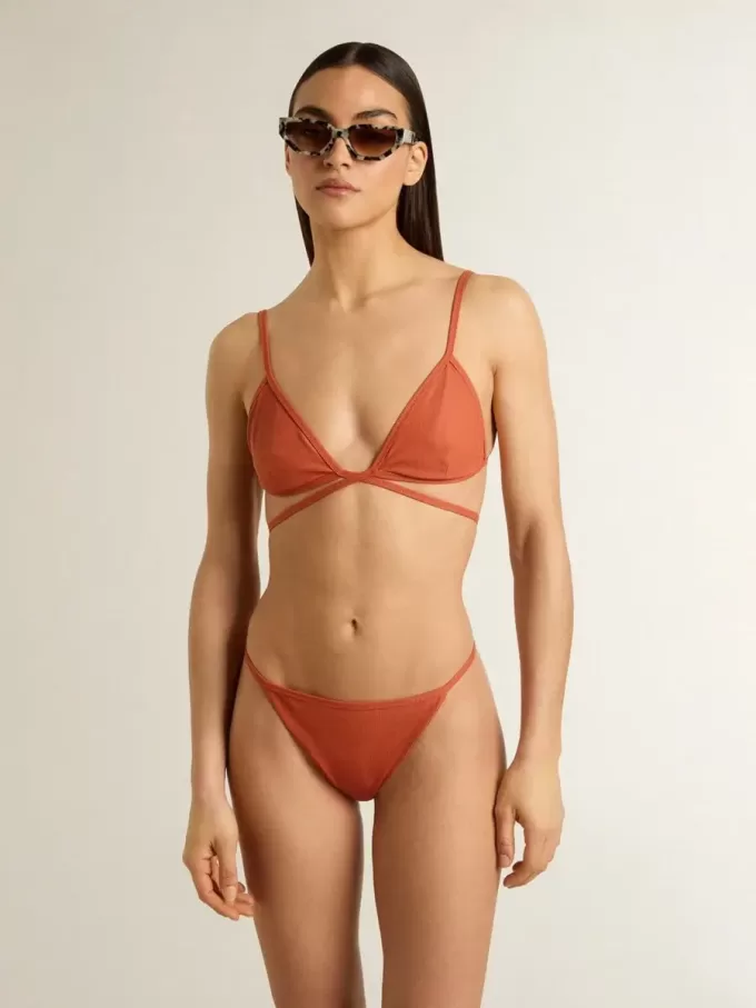 Bikini pentru femei din tricot cu nervuri, de culoare roșu cărămiziu, cu șireturi și detalii aurii Bikini pentru femei din tricot cu nervuri, de culoare roșu cărămiziu, cu șireturi și detalii aurii