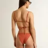 Bikini pentru femei din tricot cu nervuri, de culoare roșu cărămiziu, cu șireturi și detalii aurii Bikini pentru femei din tricot cu nervuri, de culoare roșu cărămiziu, cu șireturi și detalii aurii