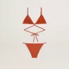 Bikini pentru femei din tricot cu nervuri, de culoare roșu cărămiziu, cu șireturi și detalii aurii Bikini pentru femei din tricot cu nervuri, de culoare roșu cărămiziu, cu șireturi și detalii aurii