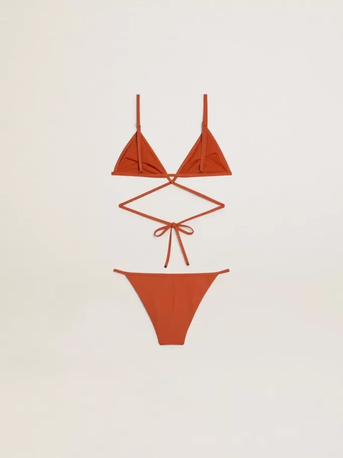 Bikini pentru femei din tricot cu nervuri, de culoare roșu cărămiziu, cu șireturi și detalii aurii Bikini pentru femei din tricot cu nervuri, de culoare roșu cărămiziu, cu șireturi și detalii aurii