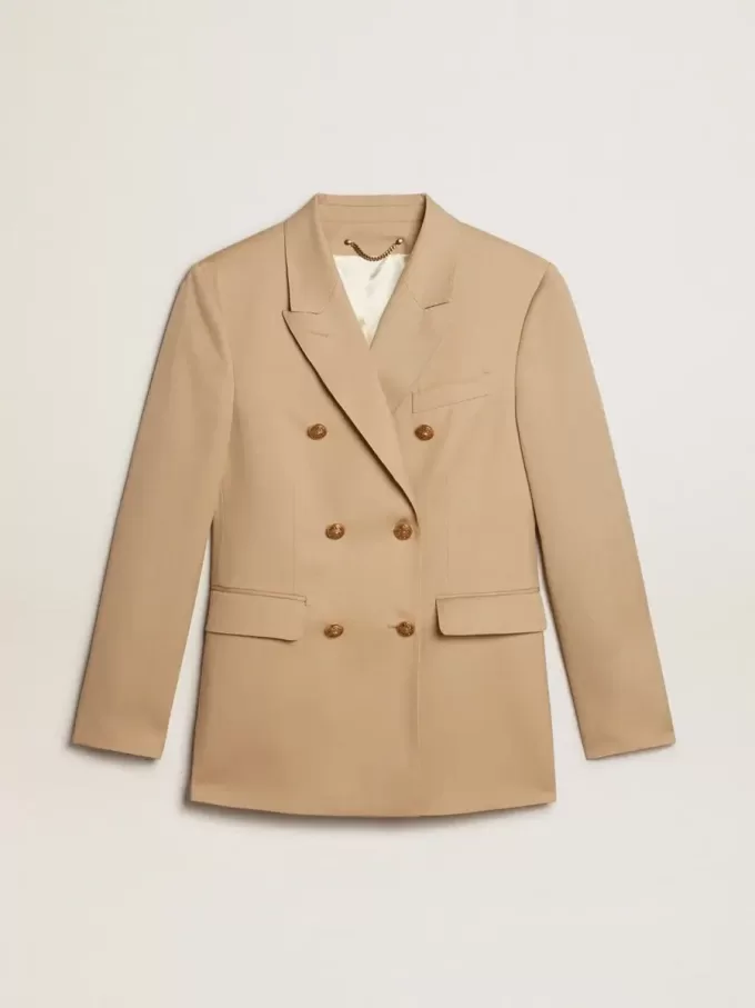Blazer cu două rânduri de nasturi pentru femei, de culoare nisipiu, cu nasturi heraldici aurii Blazer cu două rânduri de nasturi pentru femei, de culoare nisipiu, cu nasturi heraldici aurii