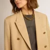 Blazer cu două rânduri de nasturi pentru femei, de culoare nisipiu, cu nasturi heraldici aurii Blazer cu două rânduri de nasturi pentru femei, de culoare nisipiu, cu nasturi heraldici aurii