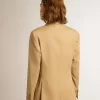 Blazer cu două rânduri de nasturi pentru femei, de culoare nisipiu, cu nasturi heraldici aurii Blazer cu două rânduri de nasturi pentru femei, de culoare nisipiu, cu nasturi heraldici aurii