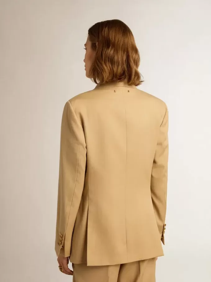 Blazer cu două rânduri de nasturi pentru femei, de culoare nisipiu, cu nasturi heraldici aurii Blazer cu două rânduri de nasturi pentru femei, de culoare nisipiu, cu nasturi heraldici aurii