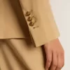 Blazer cu două rânduri de nasturi pentru femei, de culoare nisipiu, cu nasturi heraldici aurii Blazer cu două rânduri de nasturi pentru femei, de culoare nisipiu, cu nasturi heraldici aurii