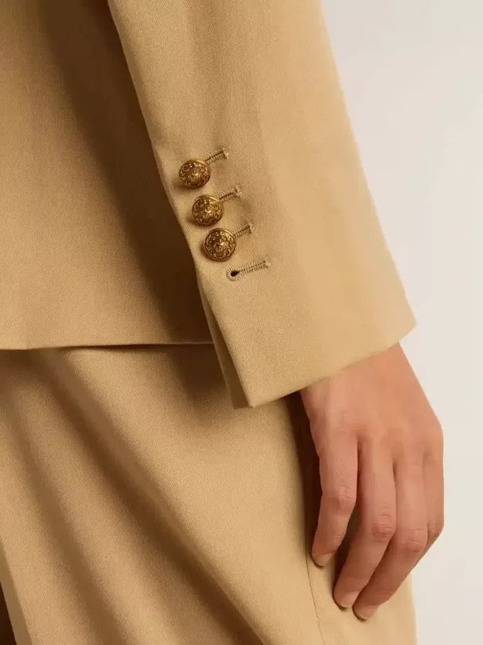 Blazer cu două rânduri de nasturi pentru femei, de culoare nisipiu, cu nasturi heraldici aurii Blazer cu două rânduri de nasturi pentru femei, de culoare nisipiu, cu nasturi heraldici aurii