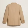 Blazer cu două rânduri de nasturi pentru femei, de culoare nisipiu, cu nasturi heraldici aurii Blazer cu două rânduri de nasturi pentru femei, de culoare nisipiu, cu nasturi heraldici aurii