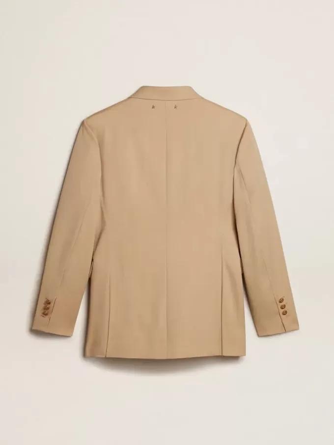 Blazer cu două rânduri de nasturi pentru femei, de culoare nisipiu, cu nasturi heraldici aurii Blazer cu două rânduri de nasturi pentru femei, de culoare nisipiu, cu nasturi heraldici aurii