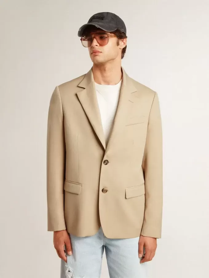 Blazer cu un singur rând de nasturi, de culoare nisipiu, cu nasturi din corn Blazer cu un singur rând de nasturi, de culoare nisipiu, cu nasturi din corn