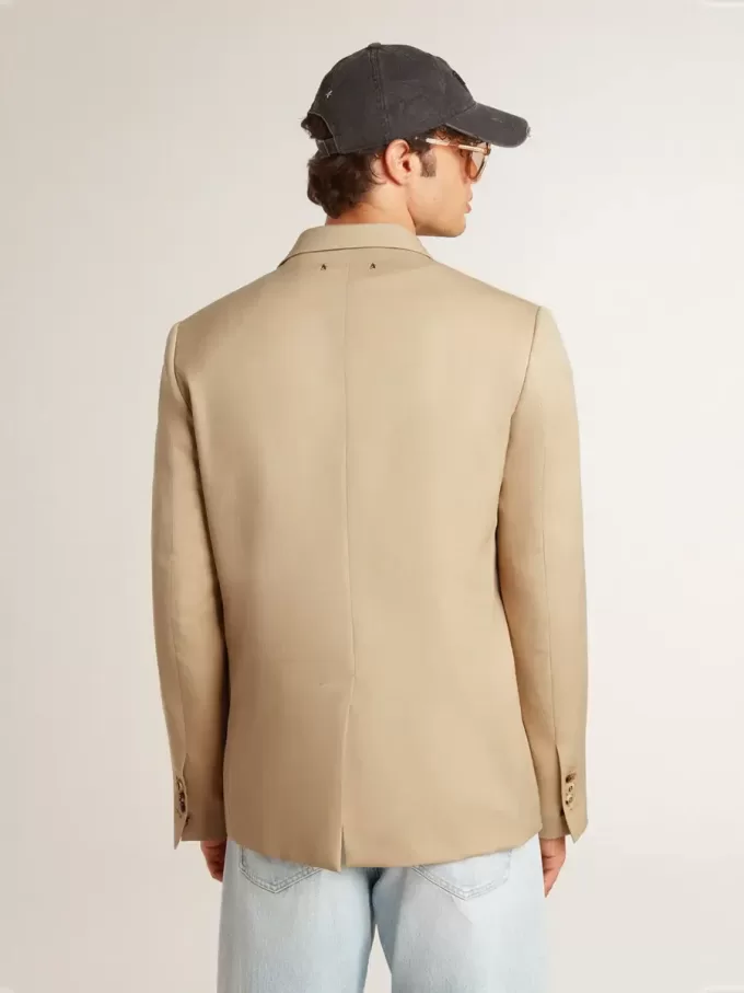 Blazer cu un singur rând de nasturi, de culoare nisipiu, cu nasturi din corn Blazer cu un singur rând de nasturi, de culoare nisipiu, cu nasturi din corn