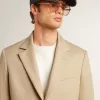 Blazer cu un singur rând de nasturi, de culoare nisipiu, cu nasturi din corn Blazer cu un singur rând de nasturi, de culoare nisipiu, cu nasturi din corn