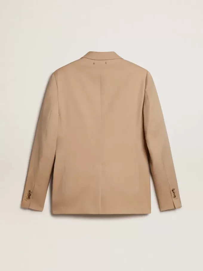 Blazer cu un singur rând de nasturi, de culoare nisipiu, cu nasturi din corn Blazer cu un singur rând de nasturi, de culoare nisipiu, cu nasturi din corn
