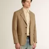 Blazer pentru bărbați, cu un singur rând de nasturi, din amestec de in de culoare nisipiu, cu model chevron. Blazer pentru bărbați, cu un singur rând de nasturi, din amestec de in de culoare nisipiu, cu model chevron.