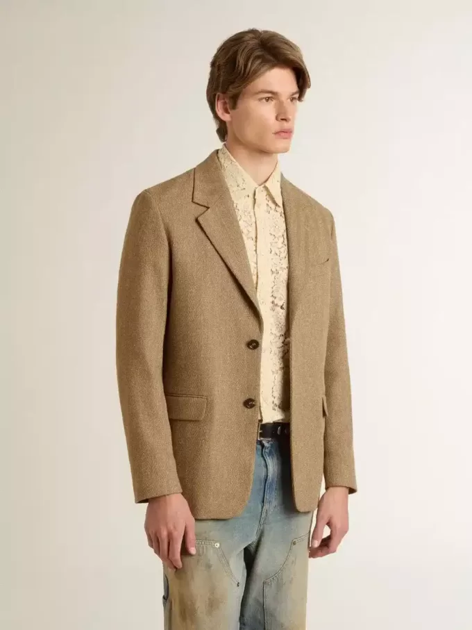 Blazer pentru bărbați, cu un singur rând de nasturi, din amestec de in de culoare nisipiu, cu model chevron. Blazer pentru bărbați, cu un singur rând de nasturi, din amestec de in de culoare nisipiu, cu model chevron.
